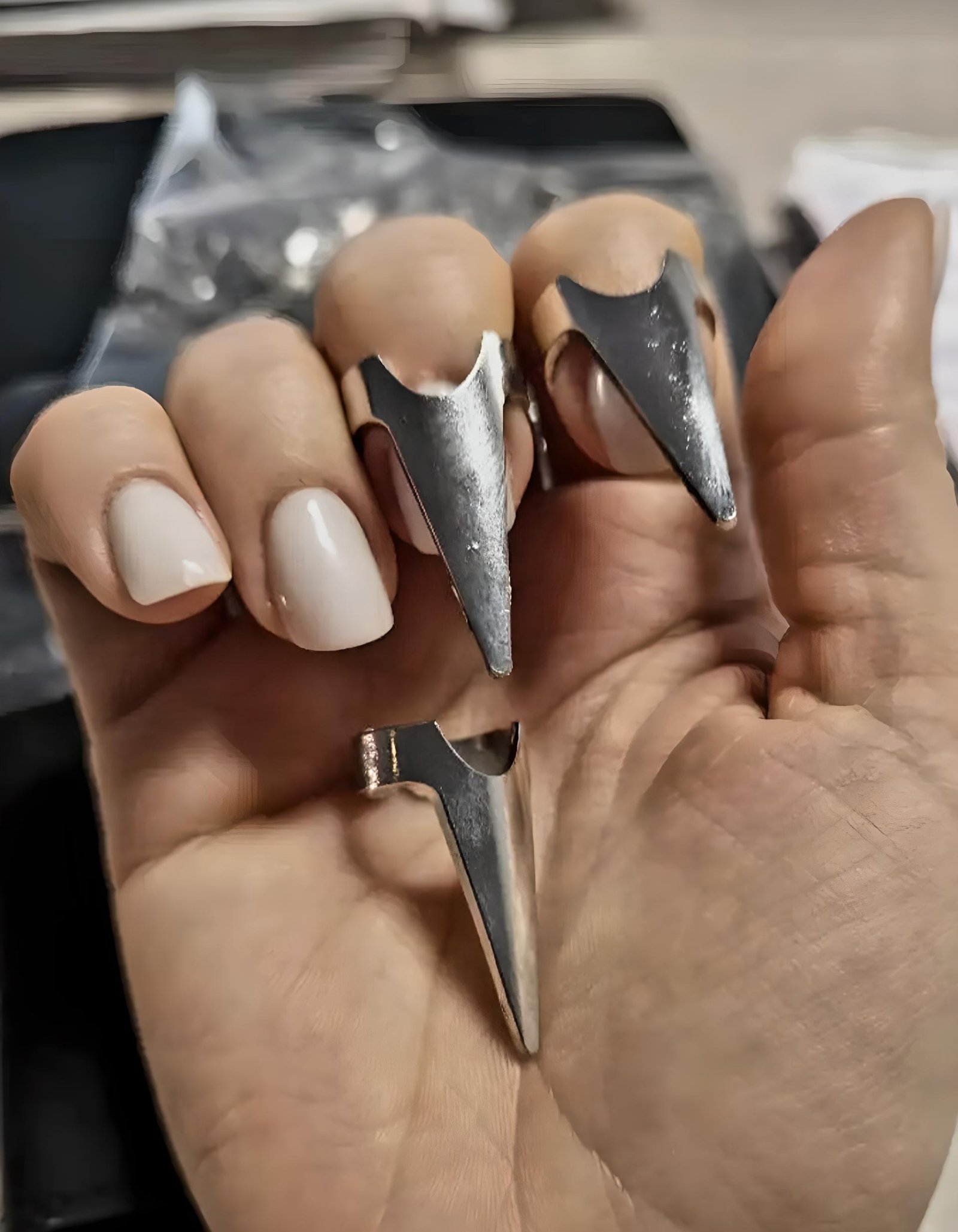 Ongles-BDSM-en-acier